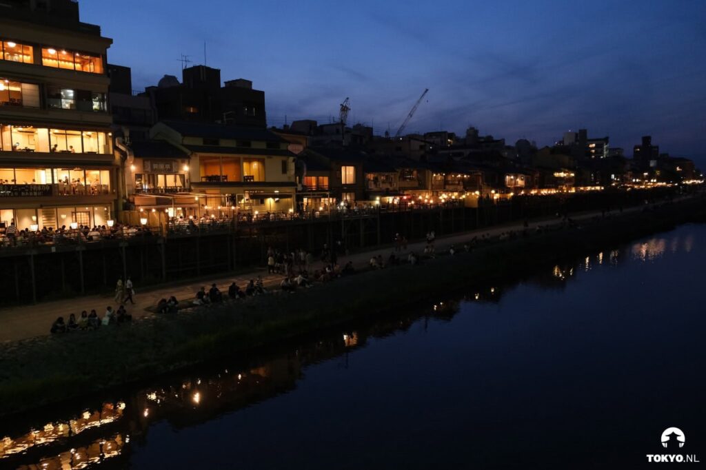 Romantische Pontocho-Gasse bei Nacht in Kyoto mit beleuchteten Restaurants am Kamogawa-Fluss und traditioneller Atmosphäre