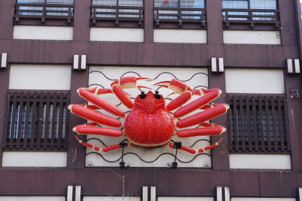 Große rote Krabbe als Restaurantschild an einem Gebäude in Japan