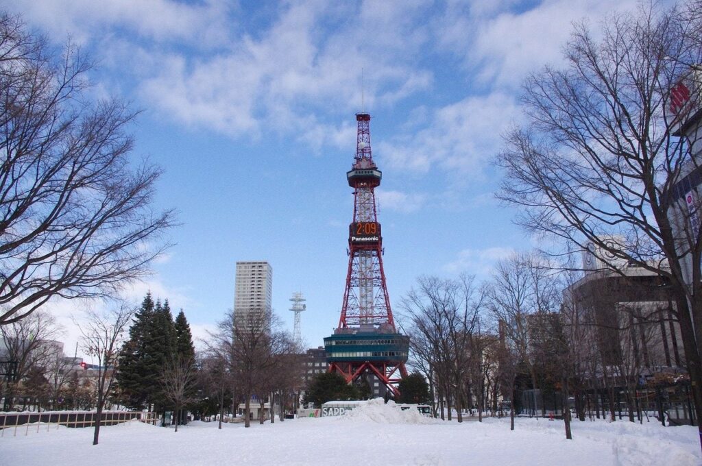 Sapporo TV Tower im Winter mit Schnee und blauem Himmel