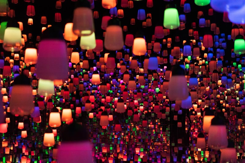 Lichtinstallation mit hängenden Lampen im teamLab Borderless, Foto von teamLab