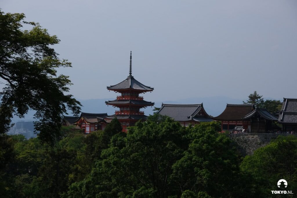 Majestätische fünfstöckige Pagoda des Kiyomizu-dera Tempels in Kyoto zwischen grünen Bäumen mit traditioneller japanischer Tempelarchitektur