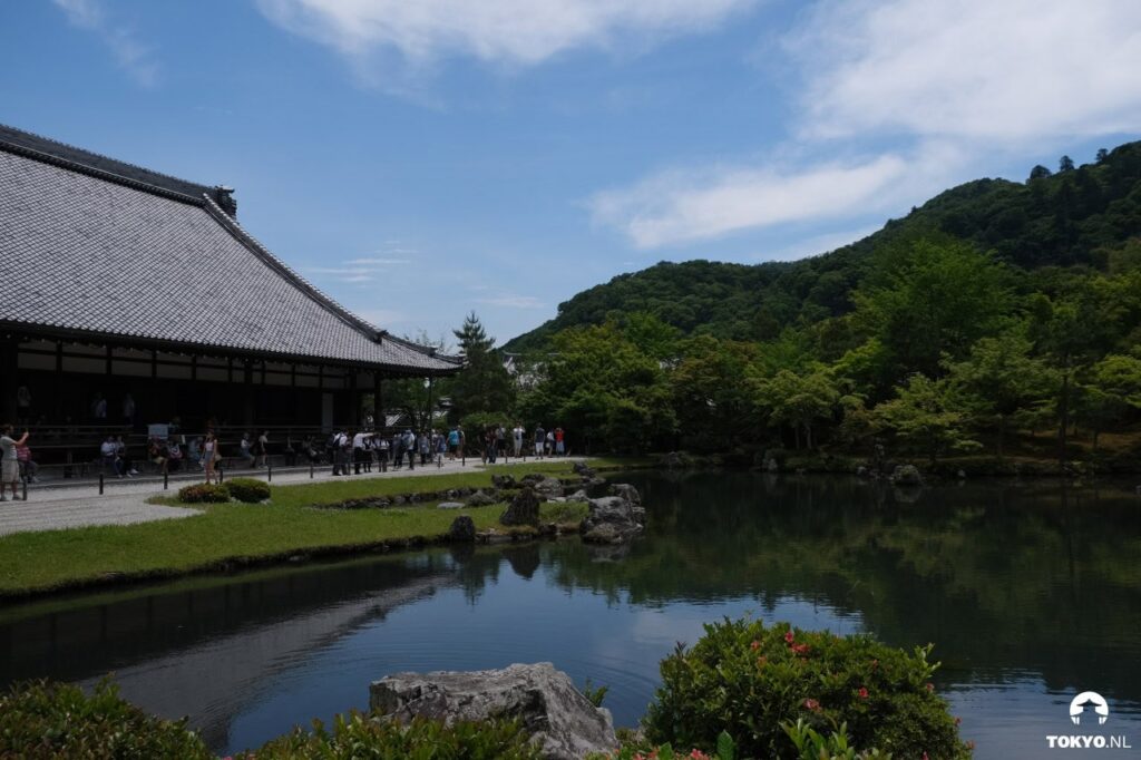 Tenryu-ji Tempel Zen-Garten in Kyoto mit traditioneller Holzarchitektur, Spiegelteich und grünen Bergen als UNESCO-Welterbe