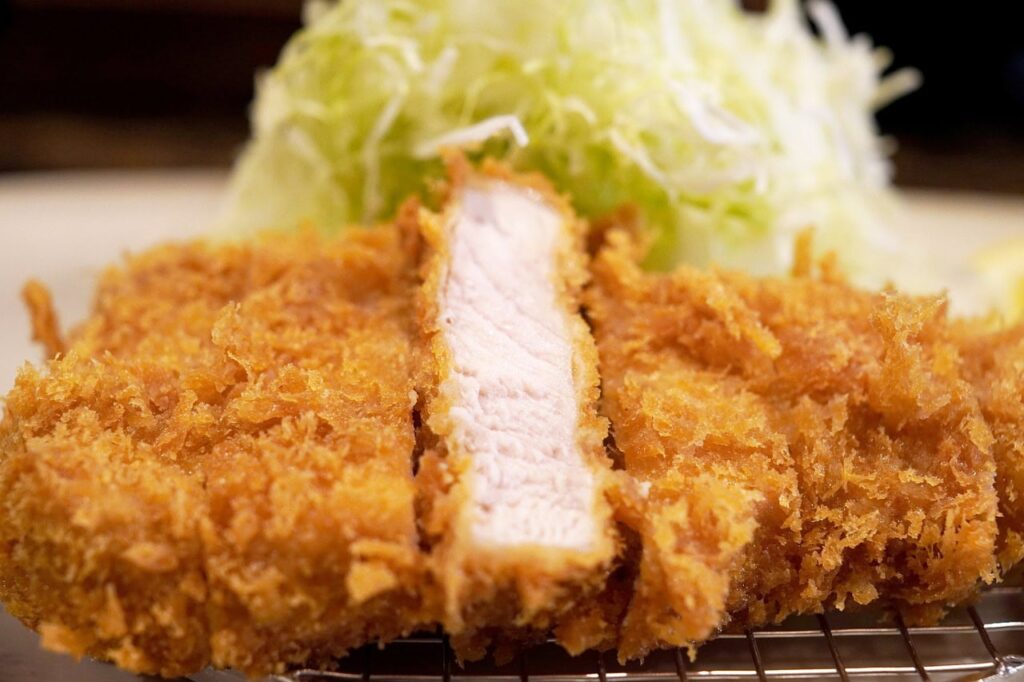 Knuspriges Kurobuta-Tonkatsu aus Kagoshima mit perfekt panierter goldbrauner Kruste