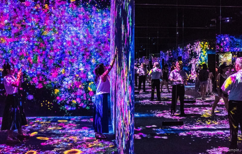 Digitale Lichtinstallation im teamLab Borderless Museum in Tokio