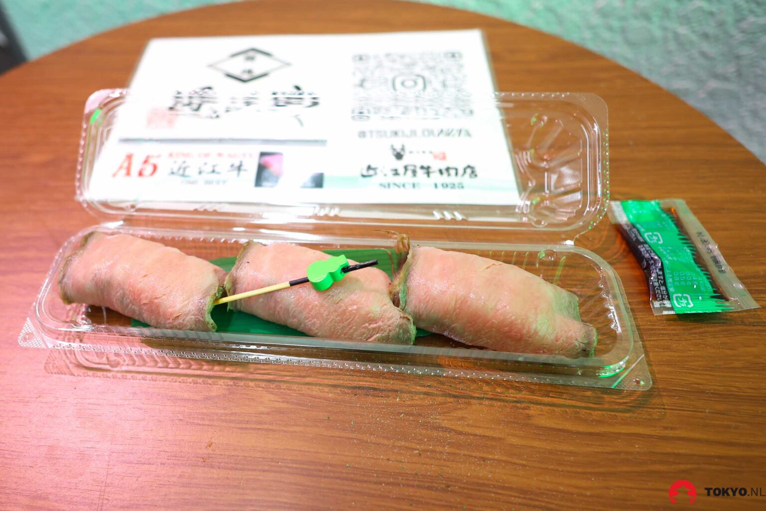 Verpacktes Wagyu-Rindfleisch in einer Plastikschale mit japanischen Qualitätszertifikaten und Bewertungsangaben