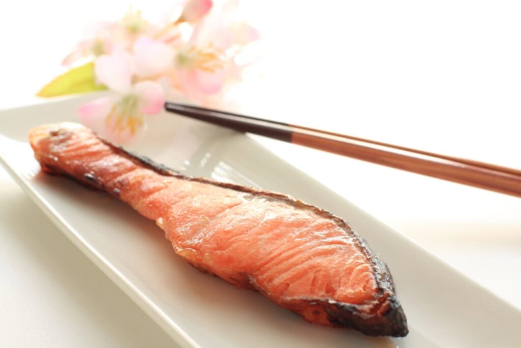 Yakizakana (gegrillter Lachs) auf einem Teller