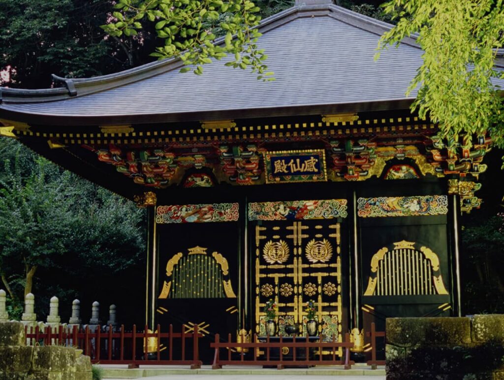 Zuihōden Mausoleum Haupthalle mit traditioneller japanischer Architektur, goldenen Verzierungen und grünem Dach